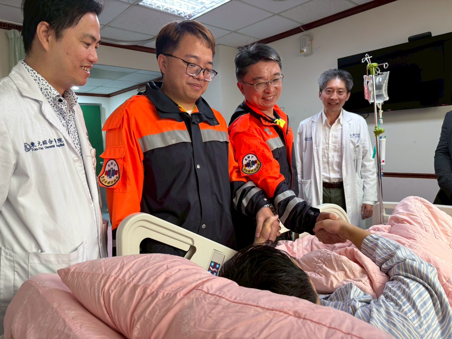 「大新竹首例院前葉克膜啟動」警消醫聯手救回36歲男子 新竹縣政府消防局救護人員日前前往醫院探視36歲李姓男子,見其恢復狀況良好,親切關心並祝福早日康復,展現院前急救與院內醫療無縫接軌的溫暖成果。(圖/記者張家燁翻攝)