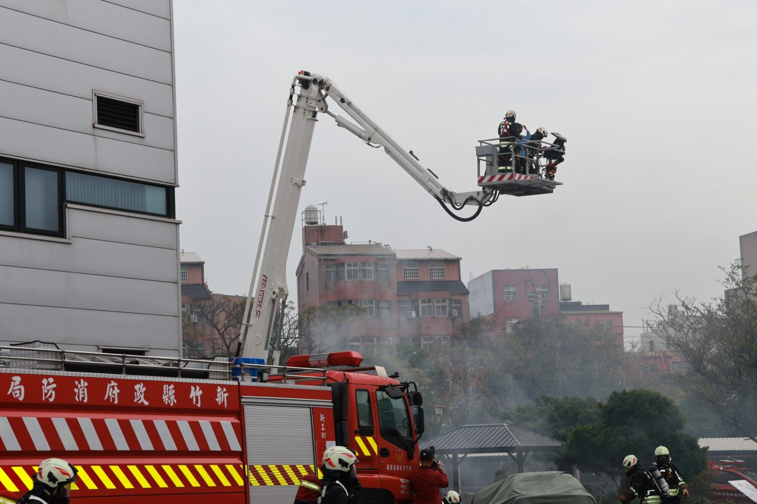 結合「科技救災與電動車火災」情境 新竹縣消防局強化工廠防災韌性 消防人員運用雲梯車及高空救援裝備進行立體救災演練,結合科技救災設備,提升高樓火災與工廠事故之搶救效率與人員安全。(圖/記者張家燁翻攝)