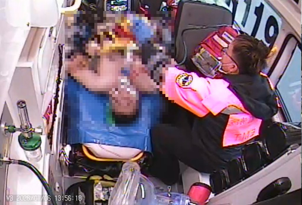 「大新竹首例院前葉克膜啟動」警消醫聯手救回36歲男子 救護車內影像顯示,救護人員於送醫途中持續對患者施行高品質心肺復甦術(CPR)、藥物治療及電擊監測,並同步回報院方,成功銜接院前葉克膜啟動時機。(圖/記者張家燁翻攝)
