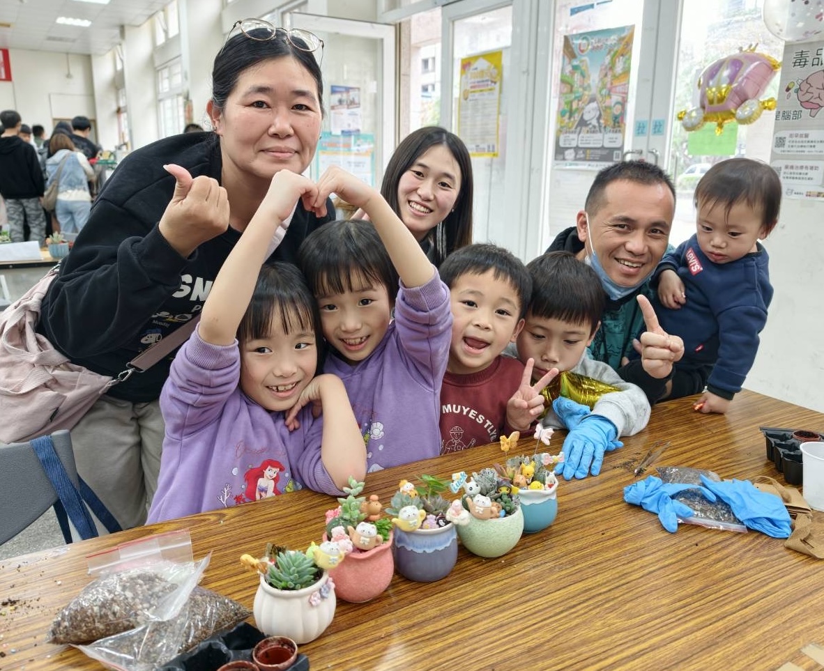 從「獎助學金到手作療癒」社宅打造有溫度的生活場域 社會住宅親子多肉植物組盆DIY活動現場,家長陪同孩子挑選多肉植物與盆器,透過手作體驗學習植栽照顧知識,在互動中增進親子情感連結。(圖/記者張家燁翻攝)