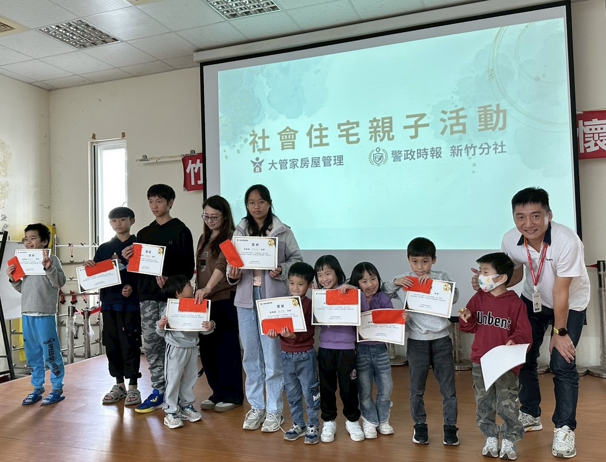 從「獎助學金到手作療癒」社宅打造有溫度的生活場域 社會住宅親子活動中頒發社宅獎助學金,表揚品學兼優學子,鼓勵孩子安心學習、勇敢成長。(圖/記者張家燁翻攝)