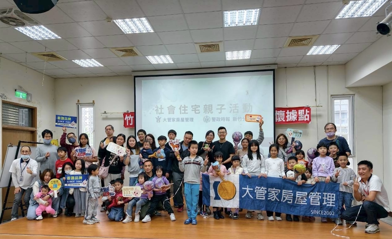 從「獎助學金到手作療癒」社宅打造有溫度的生活場域 「社會住宅親子多肉植物組盆DIY」活動圓滿舉行,大管家房屋管理與社會住宅家庭大合照,展現社宅推動親子共學、共樂與社區凝聚的溫馨成果。(圖/記者張家燁翻攝)