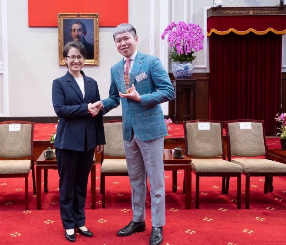 「衣啟飛翔創客基地」學員李建曄世界洋服競賽奪金 勇奪國際金手指大獎的衣啟飛翔學員李建曄,進總統府接受表揚。(圖/記者黃溎芬翻攝)