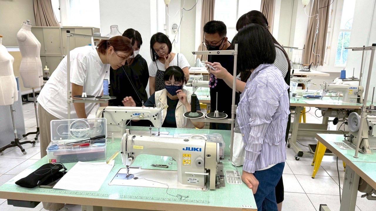 「衣啟飛翔創客基地」學員李建曄世界洋服競賽奪金 115年「工業平車機台操作及認證」課程開放報名。(圖/記者黃溎芬翻攝)