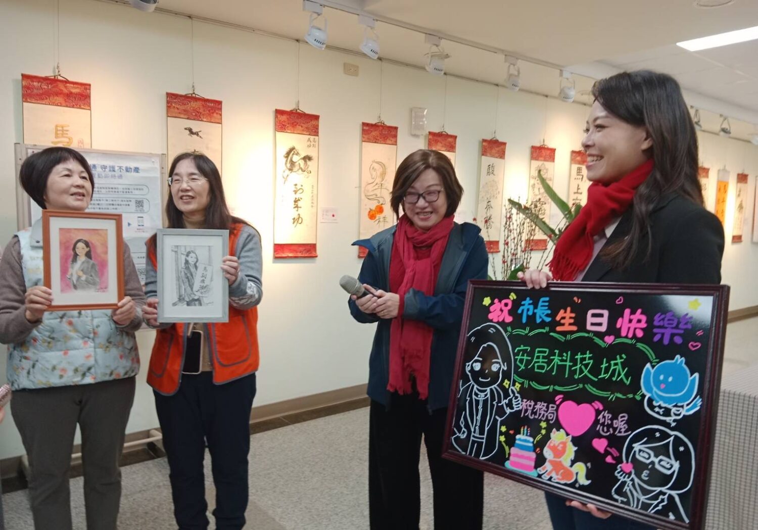 竹市稅務宣導舉辦「馬上幸福送春聯」邀高虹安市長與民眾共享年味 人氣紅不讓的高虹安市長在稅務局贈春聯活動,驚喜獲贈可愛生日禮物,笑得燦爛又開心。(圖/記者黃溎芬翻攝)