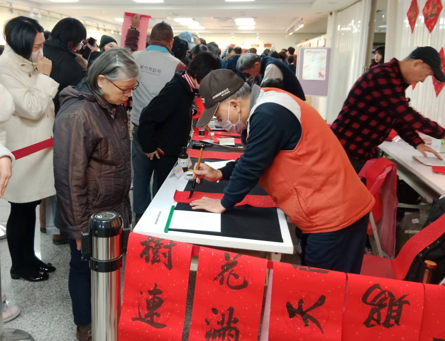 竹市稅務宣導舉辦「馬上幸福送春聯」邀高虹安市長與民眾共享年味 新竹市稅務局名師揮毫送春聯活動開辦22年,深受市民喜愛。(圖/記者黃溎芬翻攝)