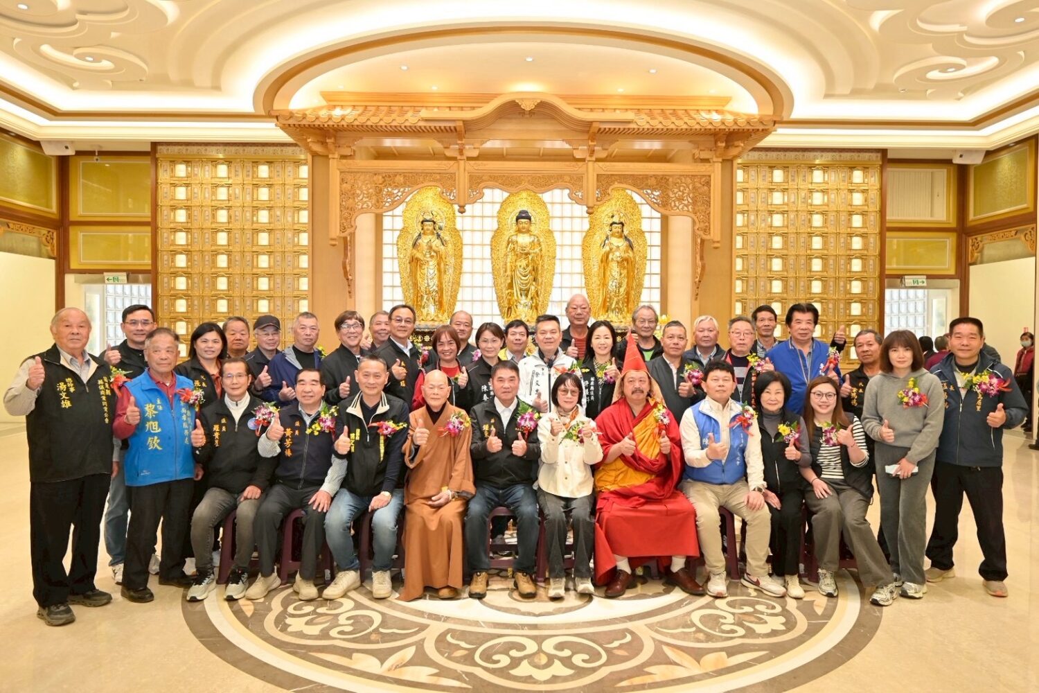 「雙峰寶塔落成啟用」苗栗縣長鍾東錦出席剪綵祈福 雙峰寶塔落成啟用典禮後,政界、宗教界及地方人士於寶塔大殿前合影留念,背景可見西方三聖佛像與納骨設施,象徵生命禮儀空間正式啟用。(圖/記者林照東攝)