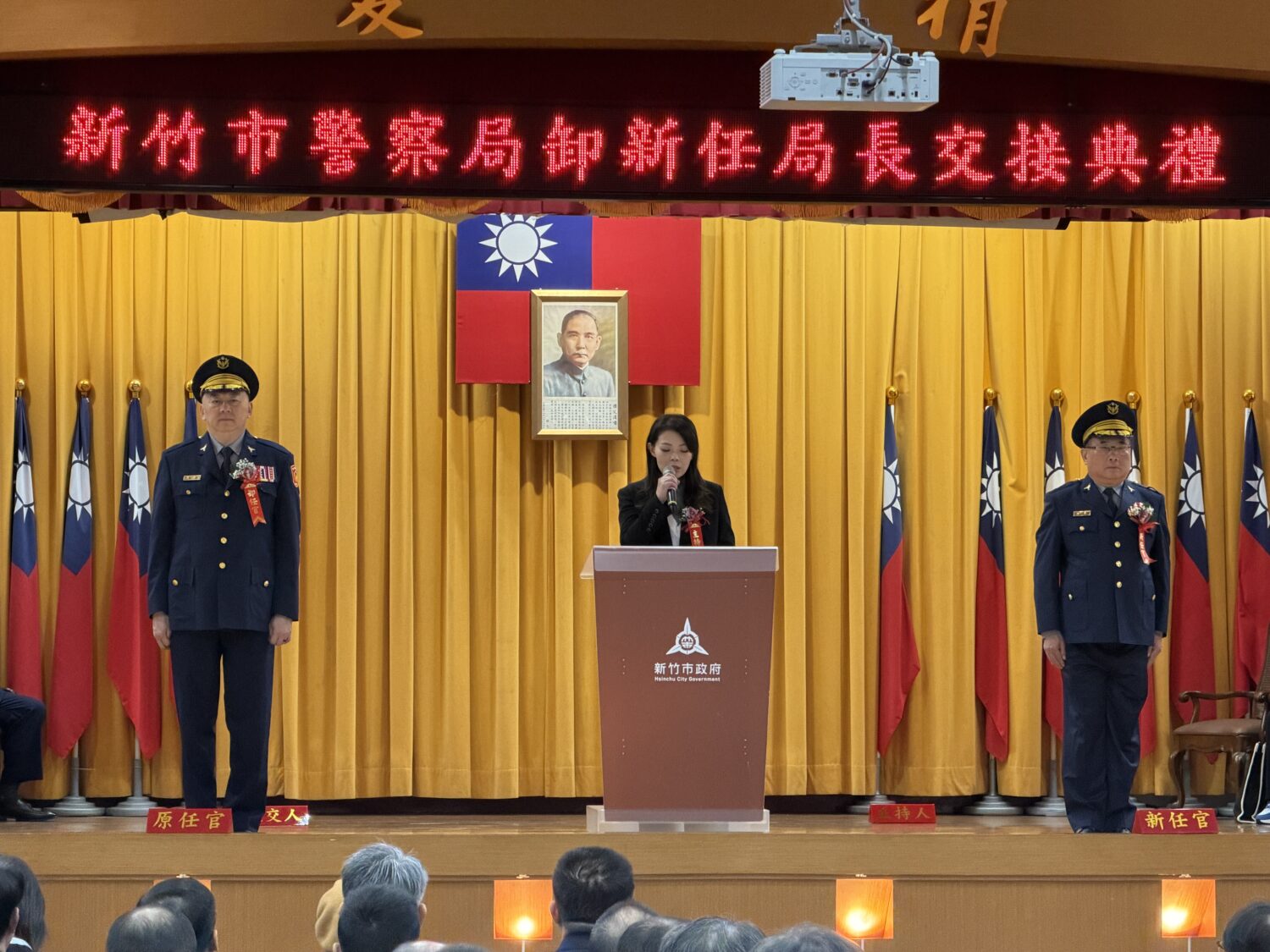 新竹市警察局舉行新卸任局長交接「陳源輝宣誓就職接掌治安重任」 新竹市長高虹安於新卸任局長交接典禮中致詞,肯定卸任局長許頌嘉任內警政表現,並期勉新任局長陳源輝接續帶領警察團隊,持續強化治安、交通與打詐工作。(圖/記者林照東攝)