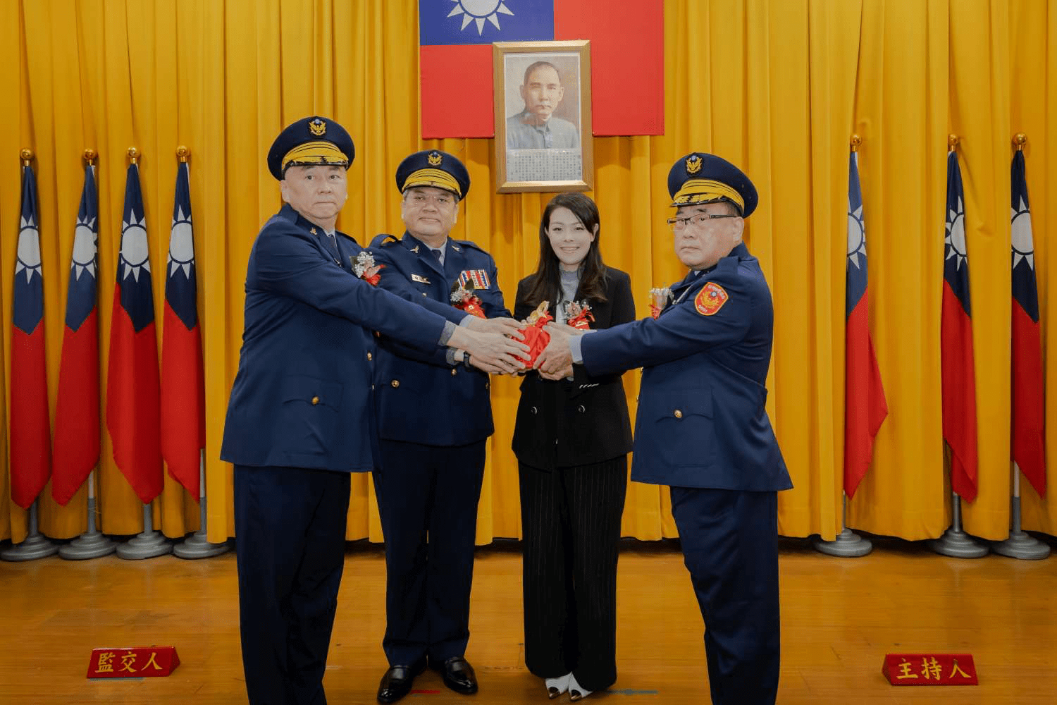 新竹市警察局舉行新卸任局長交接「陳源輝宣誓就職接掌治安重任」 (左起)卸任局長許頌嘉、警政署副署長郭士傑、市長高虹安、新任局長陳源輝合握印信合影。(圖/記者林照東翻攝)