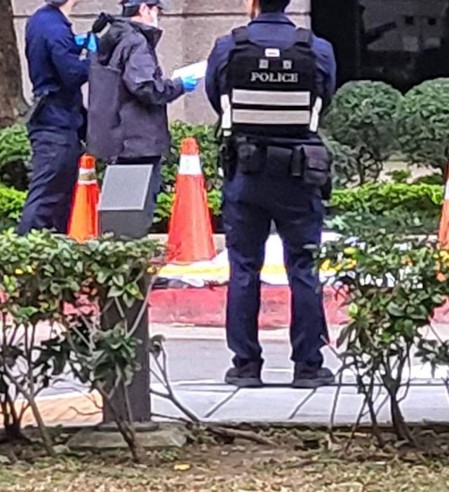 桃園豪宅也「擋不住悲劇!」華爾道夫大樓紅衣女清晨墜樓亡 桃園藝文特區凌晨發生墜樓事件,婦人身穿紅衣墜落身亡,警方初步排除外力介入,詳細原因仍待釐清。(圖/翻攝自臉書社團《桃園大小事》)