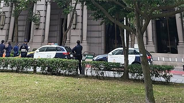 桃園豪宅也「擋不住悲劇!」華爾道夫大樓紅衣女清晨墜樓亡 事發現場。(圖/翻攝「桃園大小事」)