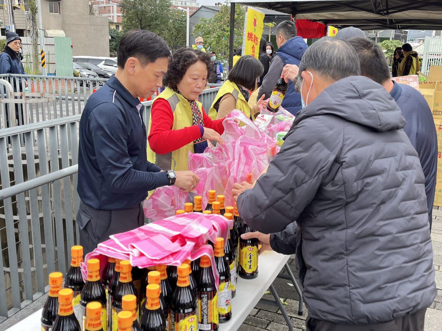 信義愛心發展協會寒冬送暖14年不間斷 黃傅淑香:愛心要做長久 信義愛心發展協會寒冬送暖14年不間斷 黃傅淑香:愛心要做長久