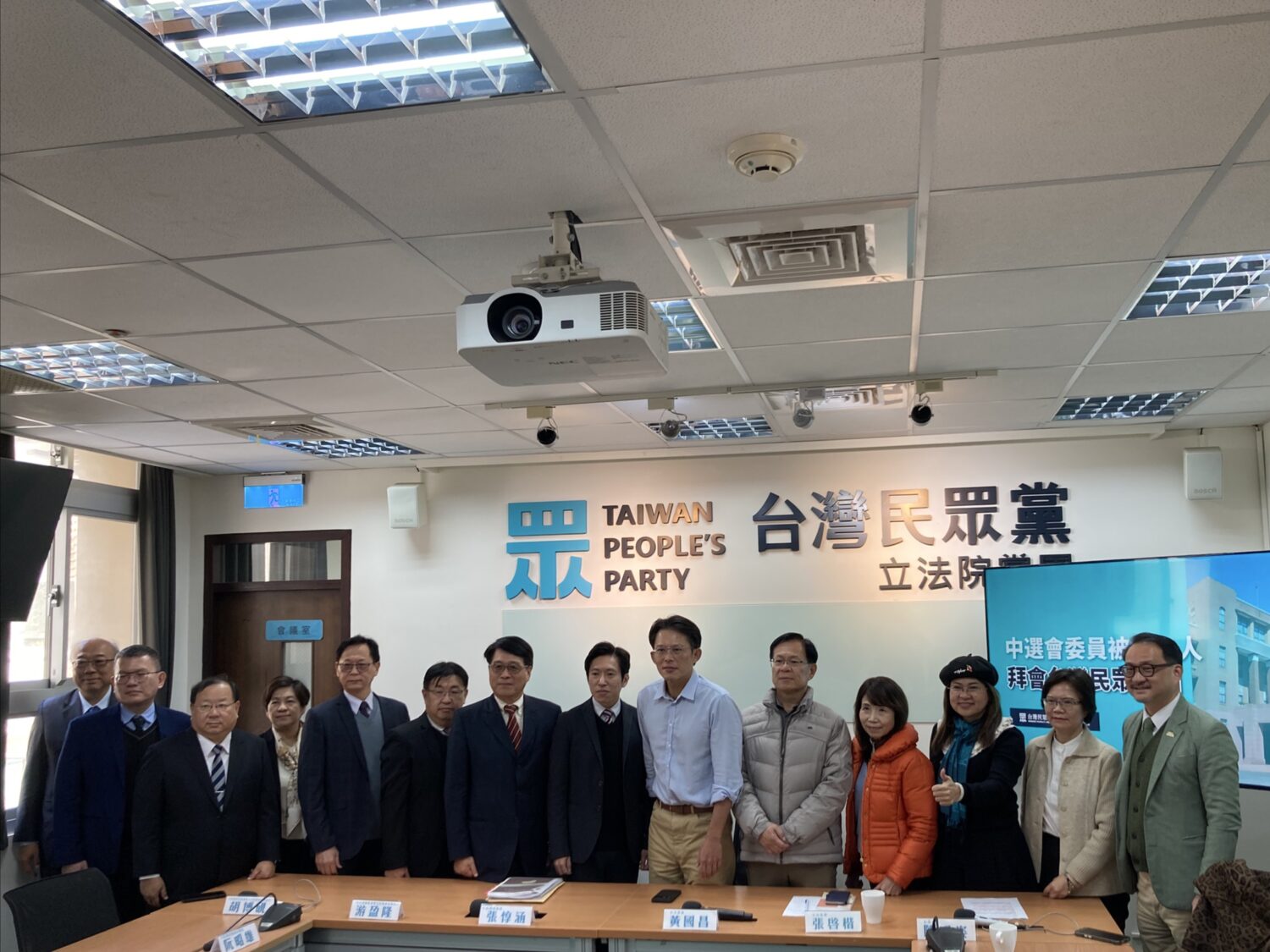 張惇涵率中選會被提名人拜會爆火花 民眾黨批「搞小動作」破壞審查氣氛 行政院秘書長張惇涵、副秘書長阮昭雄率游盈隆等7位中選會委員被提名人,拜會民眾黨立法院黨團。(圖/民眾黨團)