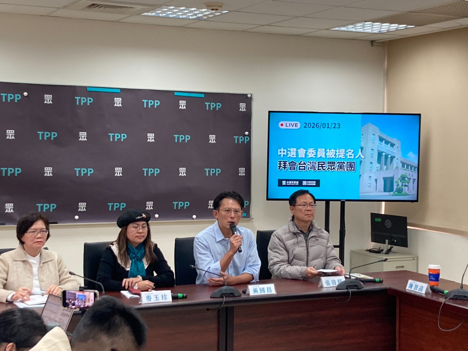 張惇涵率中選會被提名人拜會爆火花 民眾黨批「搞小動作」破壞審查氣氛 黃國昌表示,民眾黨團將秉持一貫立場,回歸專業、依法審查中選會人事案。(圖/民眾黨團)