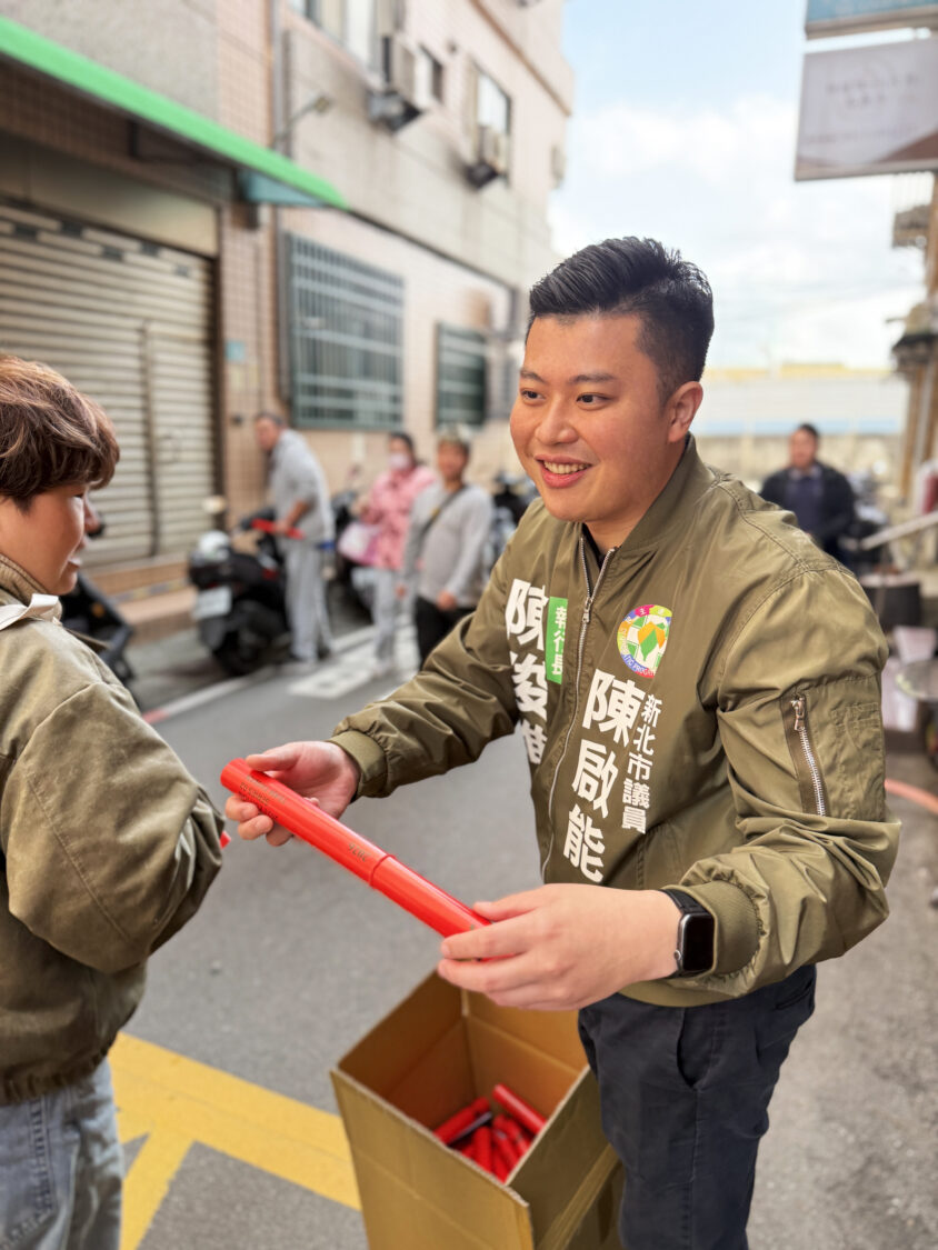 「台灣尚好、神馬都好」春聯發送爆人潮 三重鄉親提前排隊迎新年 「台灣尚好、神馬都好」春聯發送爆人潮 三重鄉親提前排隊迎新年