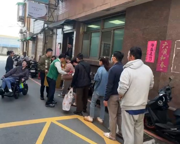 「台灣尚好、神馬都好」春聯發送爆人潮 三重鄉親提前排隊迎新年 「台灣尚好、神馬都好」春聯發送爆人潮 三重鄉親提前排隊迎新年