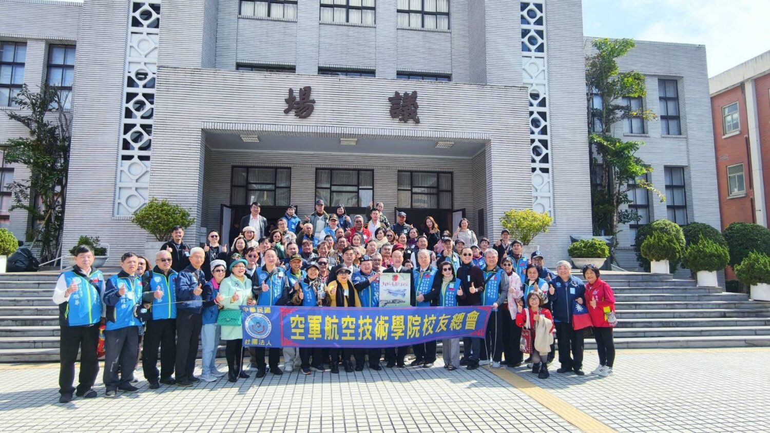 立法院長「韓國瑜」接見空軍地勤榮民生命史作者校友參訪團 空軍航空技術學院校友總會長廖盛芳率團參訪立法院,立法院長韓國瑜親自接待。(圖/空軍航空技術學院校友總會 提供)