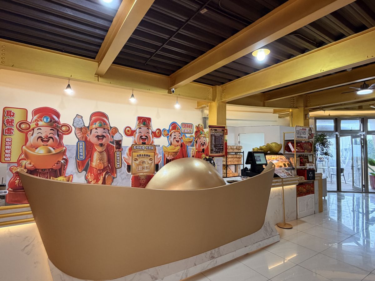 過年拜財神必看!金山財神廟五路財神積木造型亮相 圖/有著元寶造型外觀的「元寶咖啡館」供信眾除了參拜外,還有個地方休息。(郭亘芸 攝)