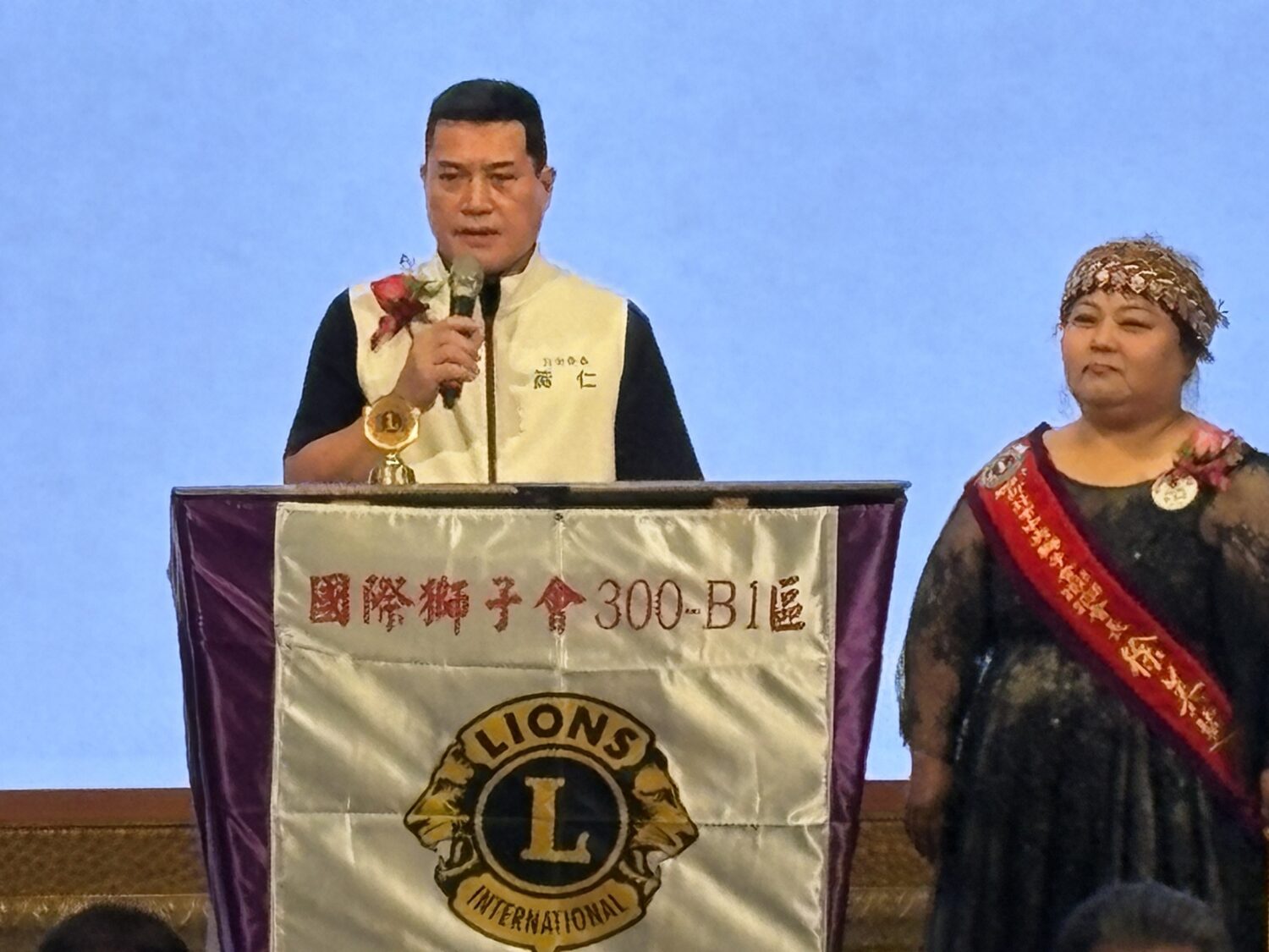 為偏鄉送暖!立委黃仁偕新北中央獅子會捐觀懷車 守護屏東獅子鄉原民長幼 國民黨平地原住民立委黃仁致詞,右為擁有排灣族血統的新北市中央獅子會長徐美芝。(圖/黃仁國會辦公室)