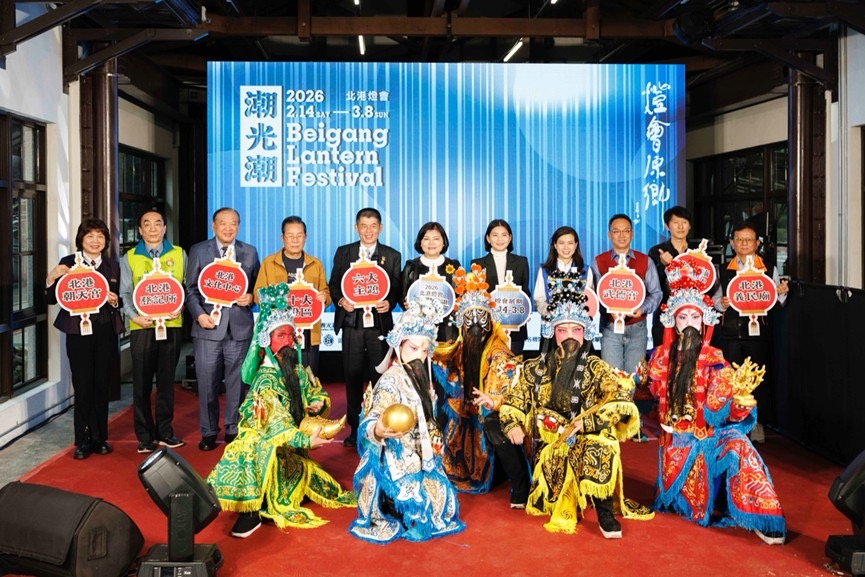 「2026 北港燈會・潮光潮」登場 點亮原鄉文化、啟動百年港鎮新動能 雲林縣政府團隊與貴賓攜手揭曉六大主題、十大燈區規劃,象徵燈會原鄉正式啟動年度光影盛事。(圖/雲林縣政府提供)