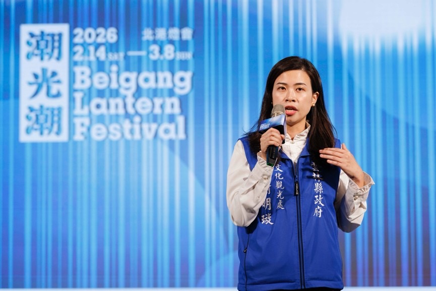 「2026 北港燈會・潮光潮」登場 點亮原鄉文化、啟動百年港鎮新動能 文化觀光處長謝明璇說明「2026 北港燈會・潮光潮」整體策展亮點,透過光影藝術串聯北港歷史記憶、信仰文化與當代創作能量。(圖/雲林縣政府提供)