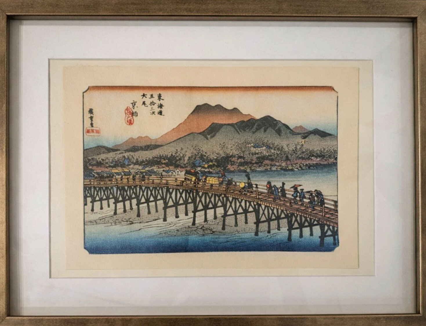 台北浮世繪展登場 李仕璽揭密百年真跡收藏價值 現場展示《東海道五十三次》日本橋版畫作品畫作置於框內陳列。(圖/李仕璽提供)