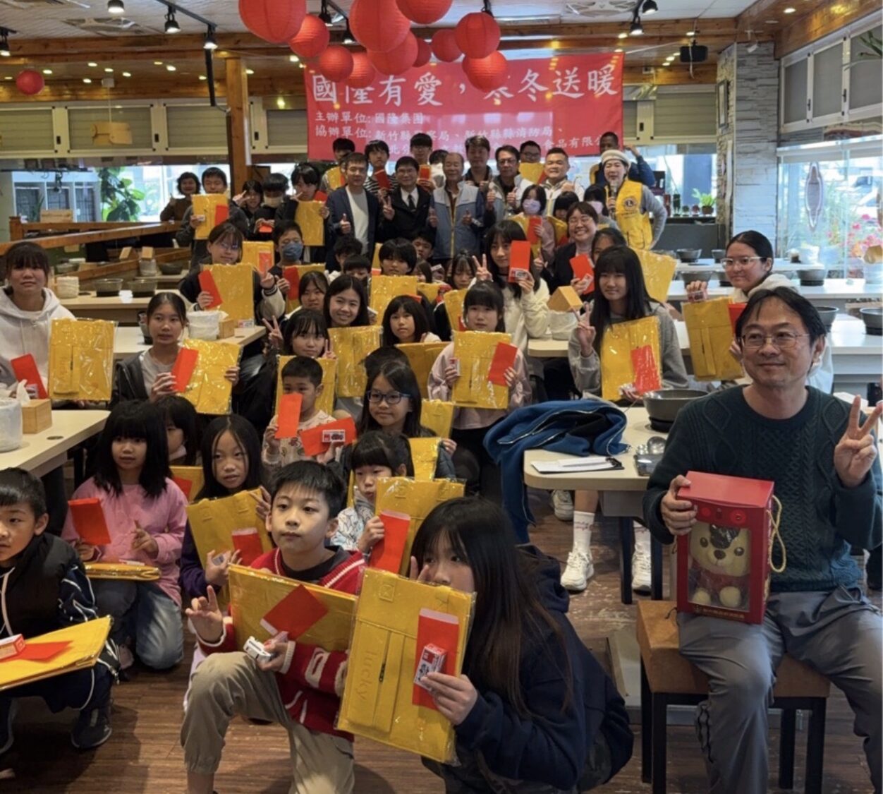 寒冬送暖公益行動 「國隆集團攜手警消」關懷新竹弱勢兒少 「國隆有愛寒冬送暖」公益活動邀請新竹縣內弱勢兒少與青少年參與,現場孩子們手持禮物合影留念,在寒冬中感受社會各界滿滿關懷與溫暖。(圖/記者林照東翻攝)