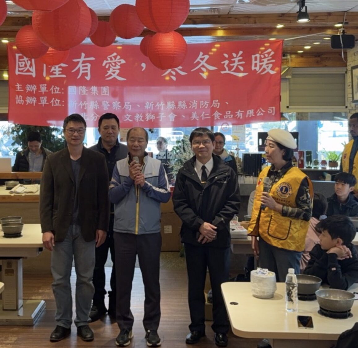 寒冬送暖公益行動 「國隆集團攜手警消」關懷新竹弱勢兒少 國隆集團董事長黃國華(中)於活動現場致詞,感謝公部門與在地團體共同投入,攜手為孩子們打造溫暖且安心的成長環境。(圖/記者林照東翻攝)