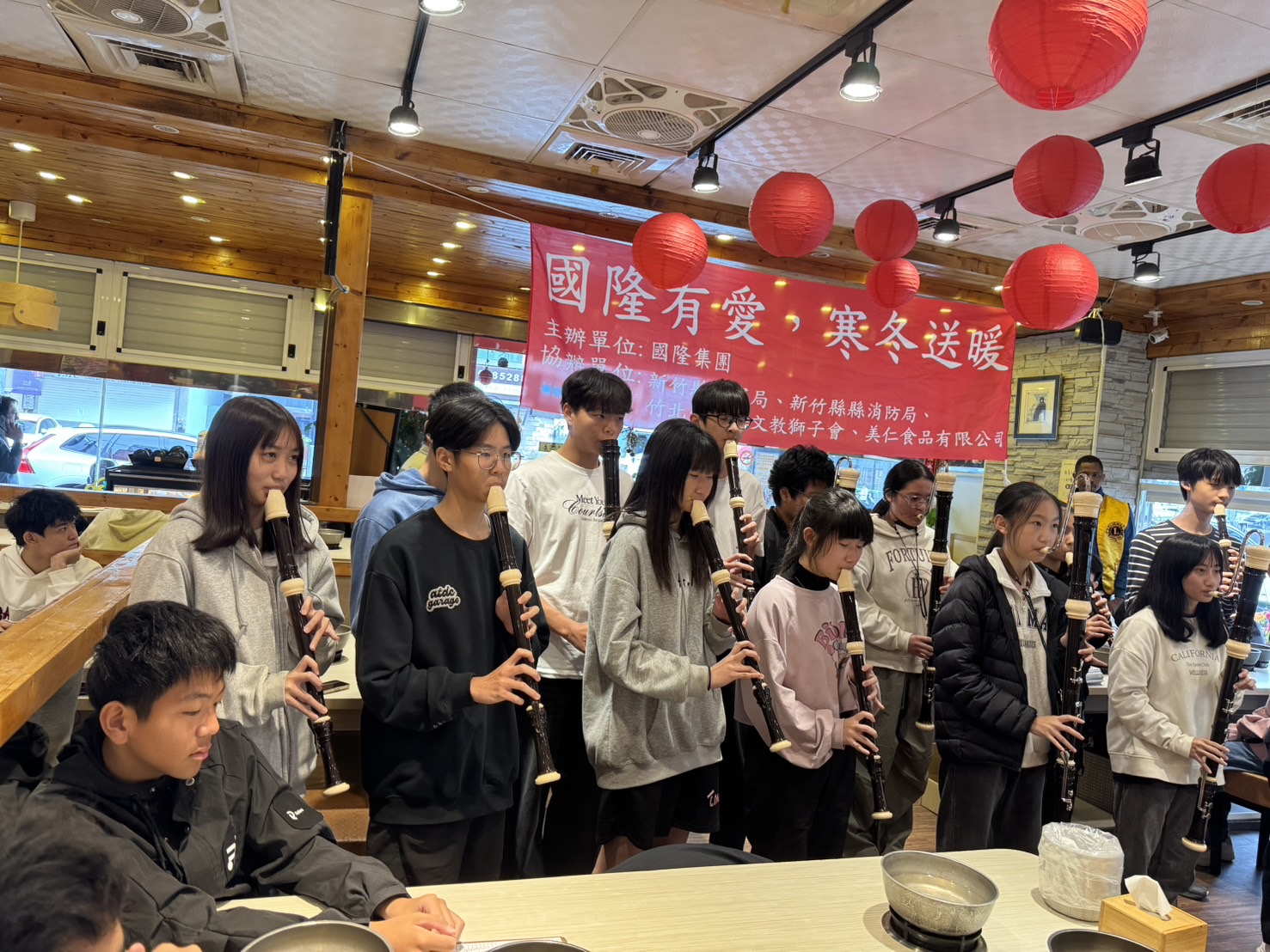 寒冬送暖公益行動 「國隆集團攜手警消」關懷新竹弱勢兒少 活動現場以「國隆有愛、寒冬送暖」為主題,結合企業、公部門與民間團體力量,透過陪伴與交流,讓關懷落實在每一個細節中。(圖/記者林照東翻攝)