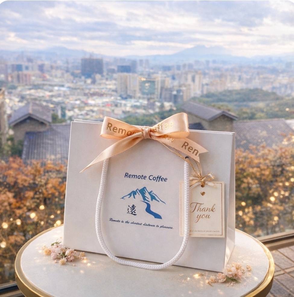 遠咖啡跨界藝術展「媽媽的手」以文創實踐陪伴價值 遠 咖啡文創禮盒 logo 取形自台東關山的山形輪,代表「深遠的目標」、也象徵在人生旅途中持續前行的方向感。(圖/主辦單位提供)