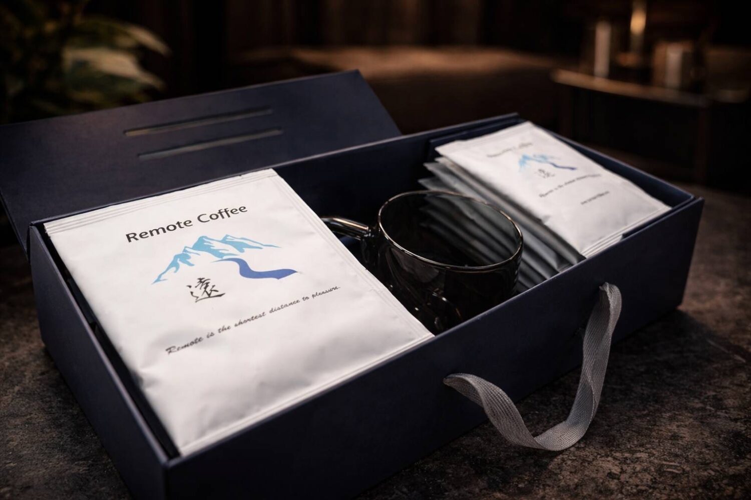 遠咖啡跨界藝術展「媽媽的手」以文創實踐陪伴價值 遠 咖啡禮盒內濾掛咖啡組合(哥倫比亞薇拉、瓜地馬拉薇薇特南果、伊索比亞山茶花、伊索比亞橙香藝伎、哥斯大黎加莫札特)。(圖/主辦單位提供)
