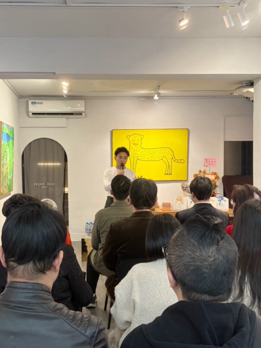 遠咖啡跨界藝術展「媽媽的手」以文創實踐陪伴價值 知名企業養樂多集團創辦人長孫李昀融(Ivan Lee),於展覽現場分享此次藝術品創作理念。(圖/主辦單位提供)