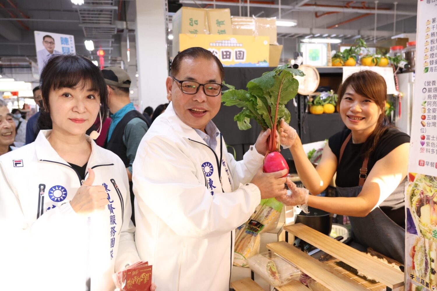 文創紅包掀市場旋風!「陳見賢拋產業交通長照藍圖」世代共好成選戰主軸 陳見賢走訪市場攤位,與店家互動交流,接過象徵吉祥的蔬果,展現貼近基層、傾聽民意的行動力。(圖/記者林照東翻攝)