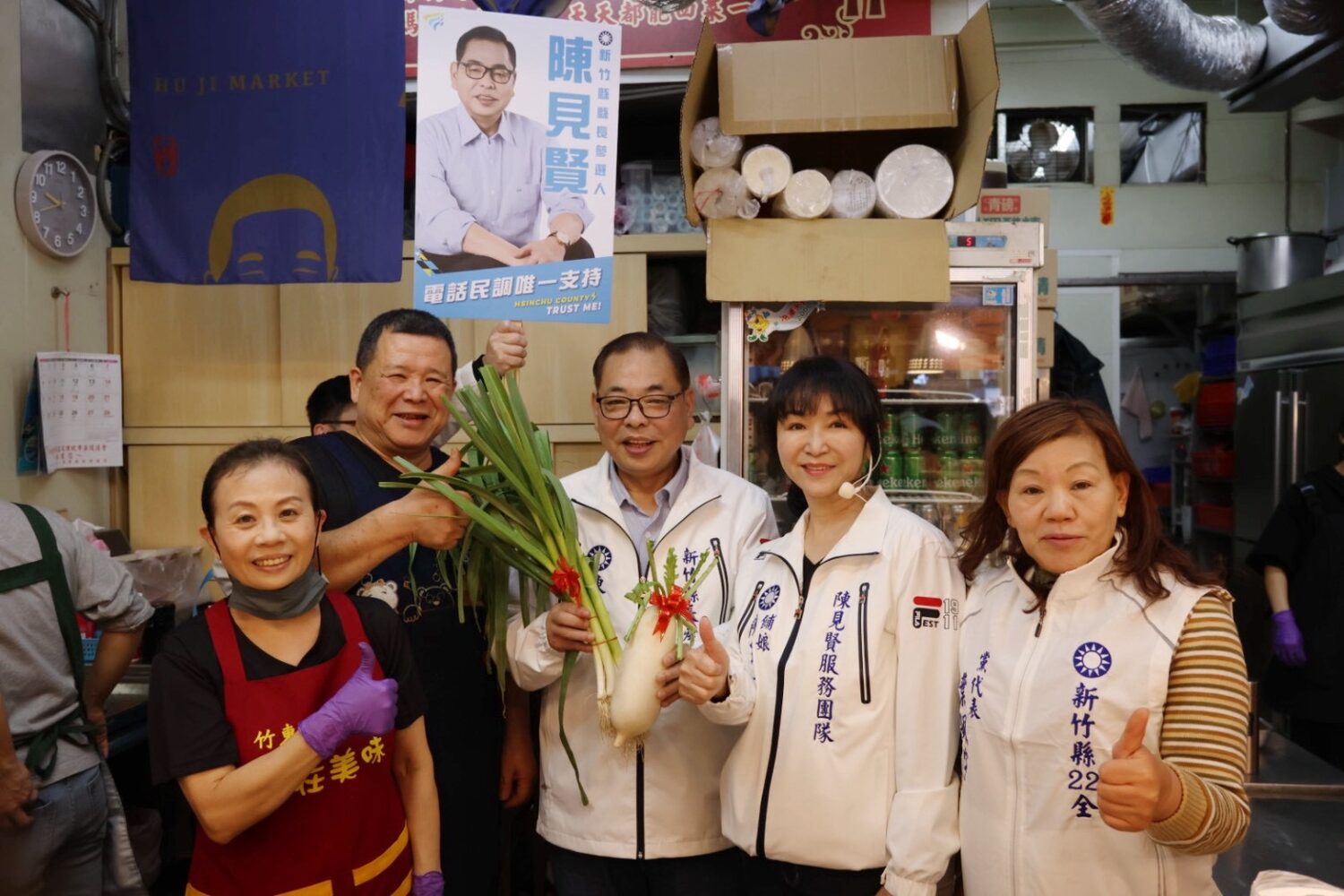 文創紅包掀市場旋風!「陳見賢拋產業交通長照藍圖」世代共好成選戰主軸 陳見賢與攤商及民眾合影,現場高舉競選手牌,展現地方支持與團結氣勢。(圖/記者林照東翻攝)