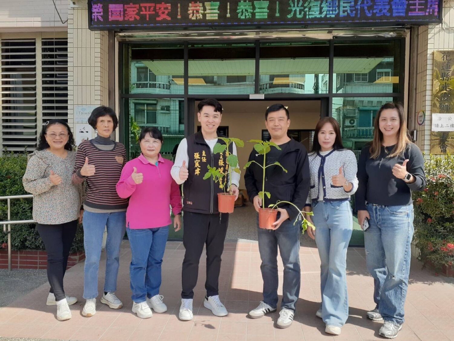 從工程重建到心靈修復 張峻攜手邦查農場推「一戶一盆向日葵」為光復鄉注入希望 為延續對受災鄉親的關懷,張峻攜手邦查農場,共同發起「一戶一盆向日葵」行動,贈送受災家庭每戶一盆向日葵花。希望透過這份象徵性的溫暖,為光復鄉注入重新站起來的信念與力量。(圖/記者 趙靜姸翻攝)