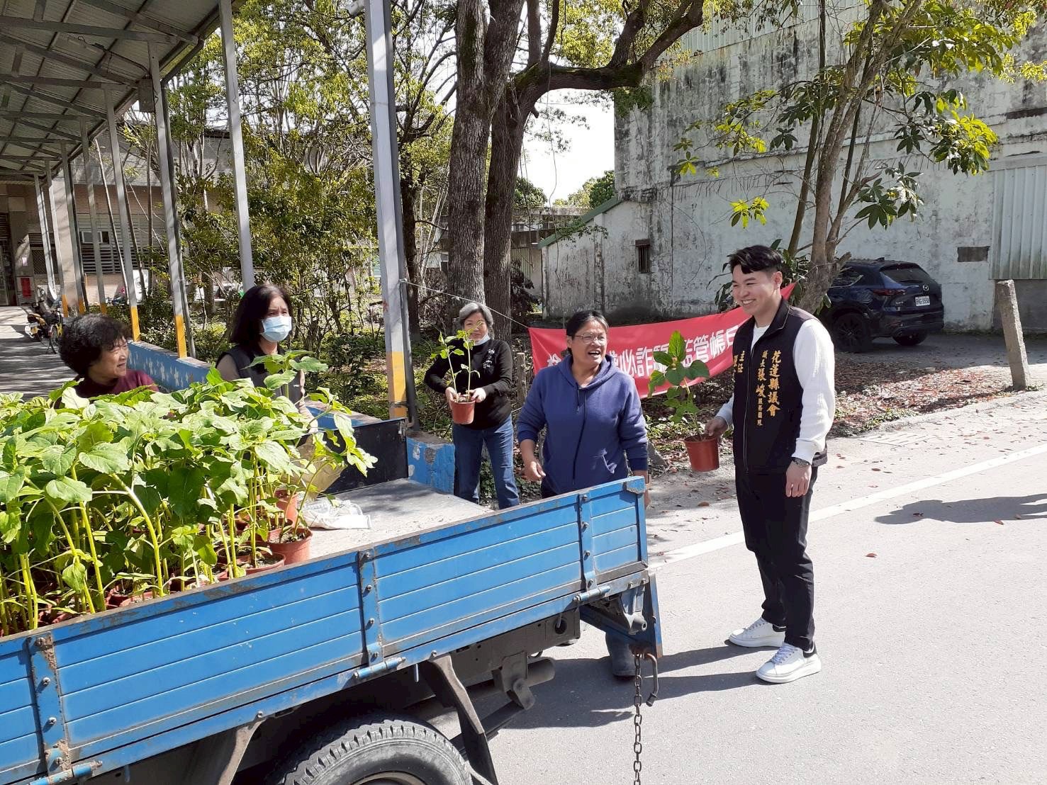 從工程重建到心靈修復 張峻攜手邦查農場推「一戶一盆向日葵」為光復鄉注入希望 張峻議長服務團隊挨家挨戶為受災家庭贈送向日葵花。(圖/記者 趙靜姸翻攝)