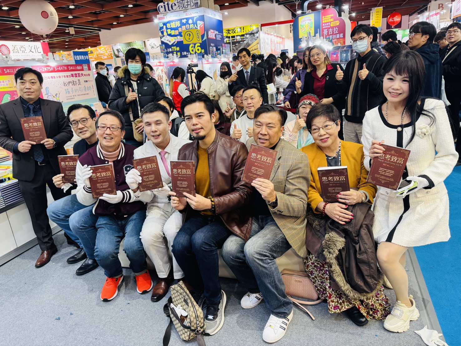 引爆書展亮點!《思考致富》重磅登場 「希爾財富藍圖系統商學院」同步成立 圖二 新書發表活動後,與會貴賓於書展攤位合影留念。(圖/布克文化提供)