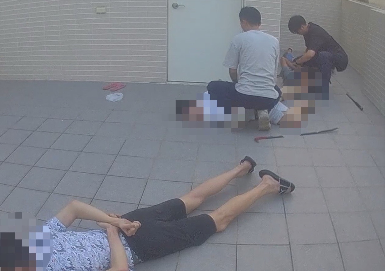 高市刑大「翻牆緝毒」攻堅大戰 屋頂追逐擒獲8名毒品通緝犯 高市刑大「翻牆緝毒」攻堅大戰 屋頂追逐擒獲8名毒品通緝犯