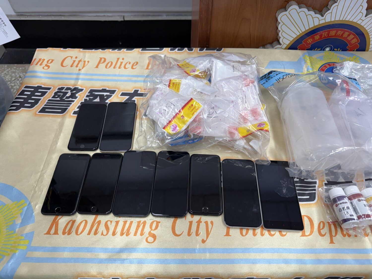 高市刑大「翻牆緝毒」攻堅大戰 屋頂追逐擒獲8名毒品通緝犯 高市刑大「翻牆緝毒」攻堅大戰 屋頂追逐擒獲8名毒品通緝犯