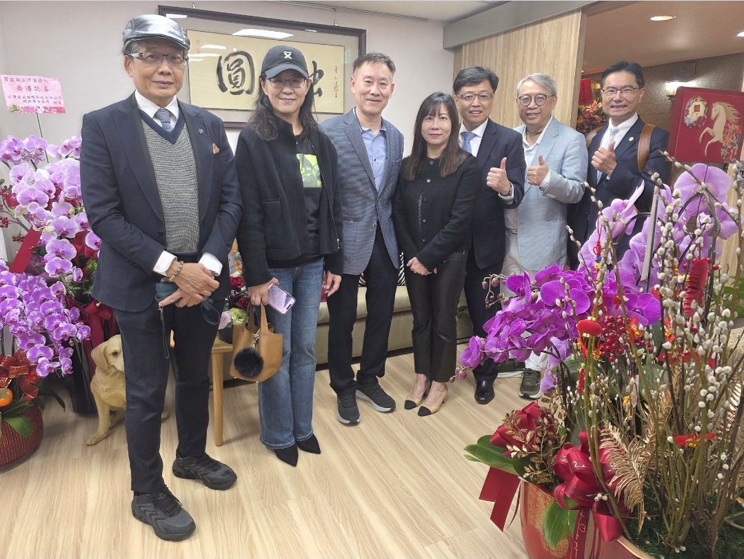 「圓融法律事務所」喬遷再升級 胡原龍領軍打造有溫度的法律服務 喬遷茶會現場,賓客絡繹不絕,展現胡原龍律師(右三)的好人緣。(記者 趙靜姸攝)