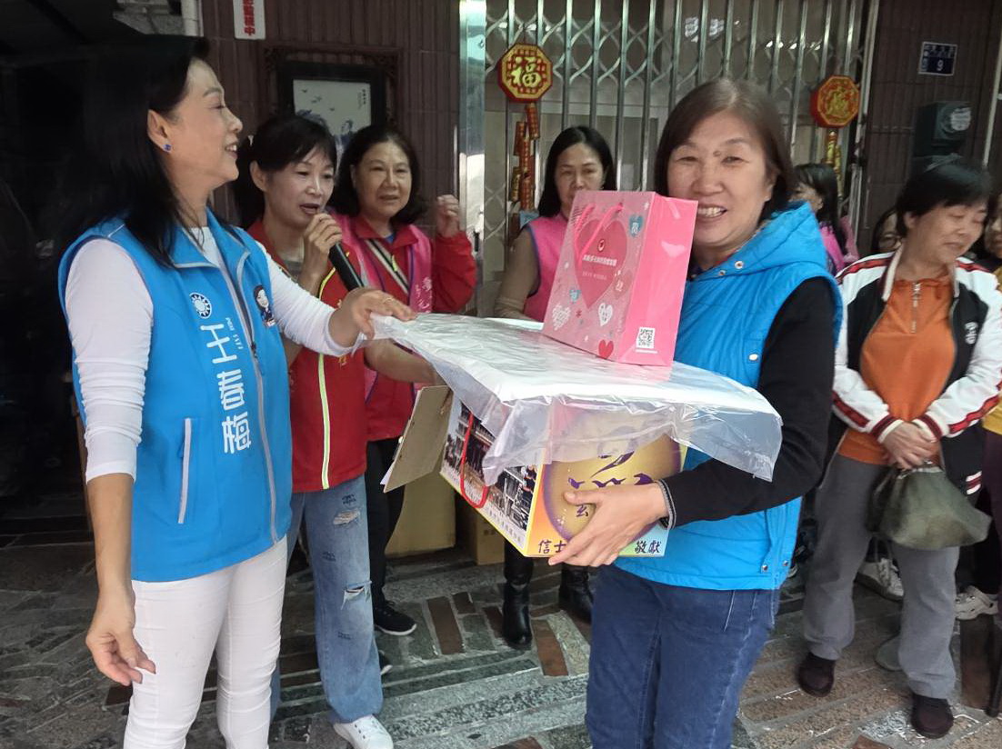 清溪「傳愛送暖」關懷弱勢過好年 黃仁夫人王春梅以行動做公益 黃仁服務團隊由黃仁夫人王春梅帶隊出席。(圖/記者翻攝)