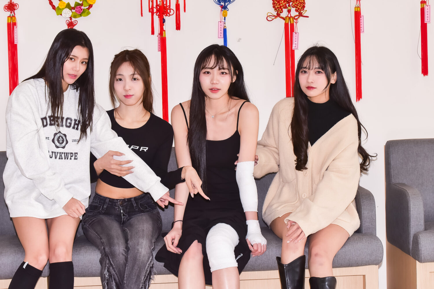 各務礼美奈、十一、飛飛、貝拉 為「紅心字會」弱勢募年菜送暖! 啦啦隊女孩飛飛(右二)摔車全身傷仍出席公益活動,好友各務礼美奈(左一)、貝拉(左二)、十一(右一)獻上關心慰問。(圖/紅心字會 提供)