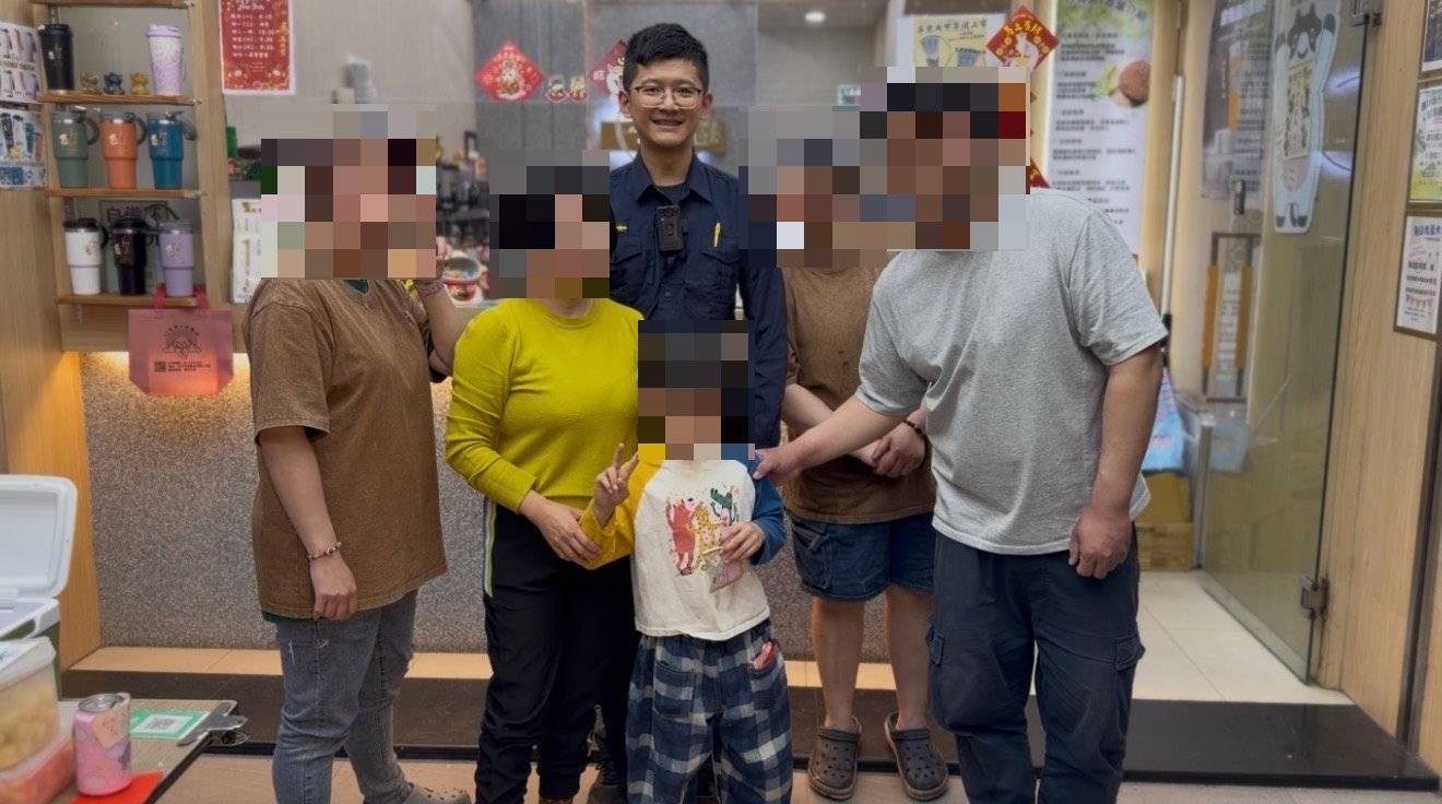 「6歲童走失自救成功」警民合作效率高 臺中機智男童主動求助平安團聚 臺中市一名6歲林姓男童於勤美綠園道周邊與家人走散後,主動向店家求助並協助報警,警方到場確認身分後順利協助與家屬團聚。(圖/記者林家嘉翻攝)