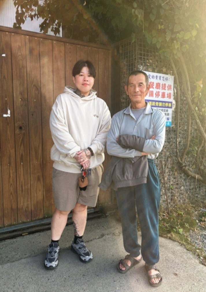 台灣最有溫度的「527刺青室」鍾幸容 她環島刺青、救援浪浪、透過刺青療癒他人 鍾幸容的人生,影響她最深的是她的父親,屏東務農子女的她,傳承了父親(右)屹立不搖的精神,如今創業才能如此腳踏實地更不忘回饋公益。(圖/527刺青室 提供)