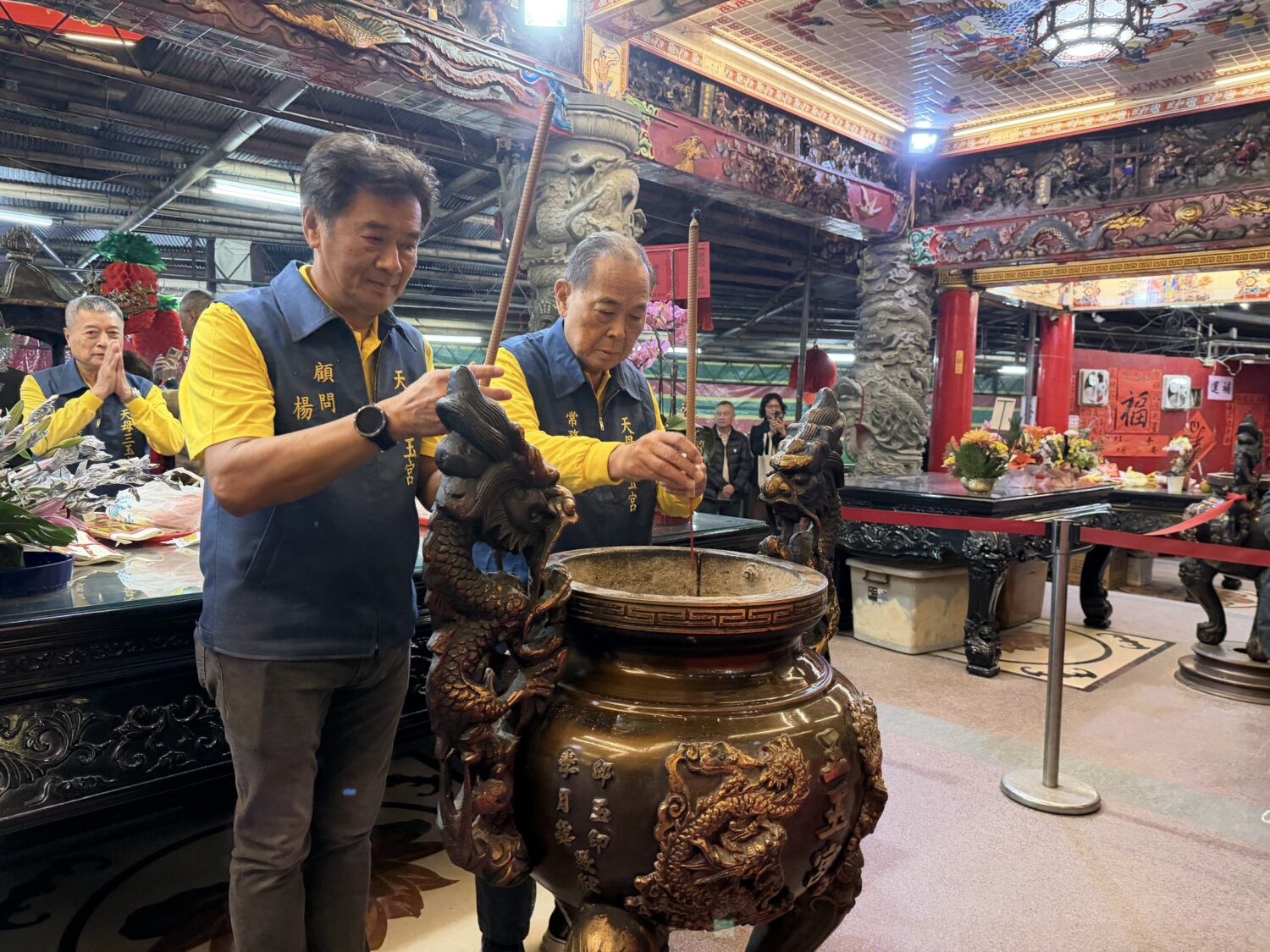 除夕夜求平安招財金 台北「天母三玉宮」吸引上千位民眾前來求錢母 (圖左)天玉宮楊顧問上香為信眾祈福。(圖/司徒 攝)