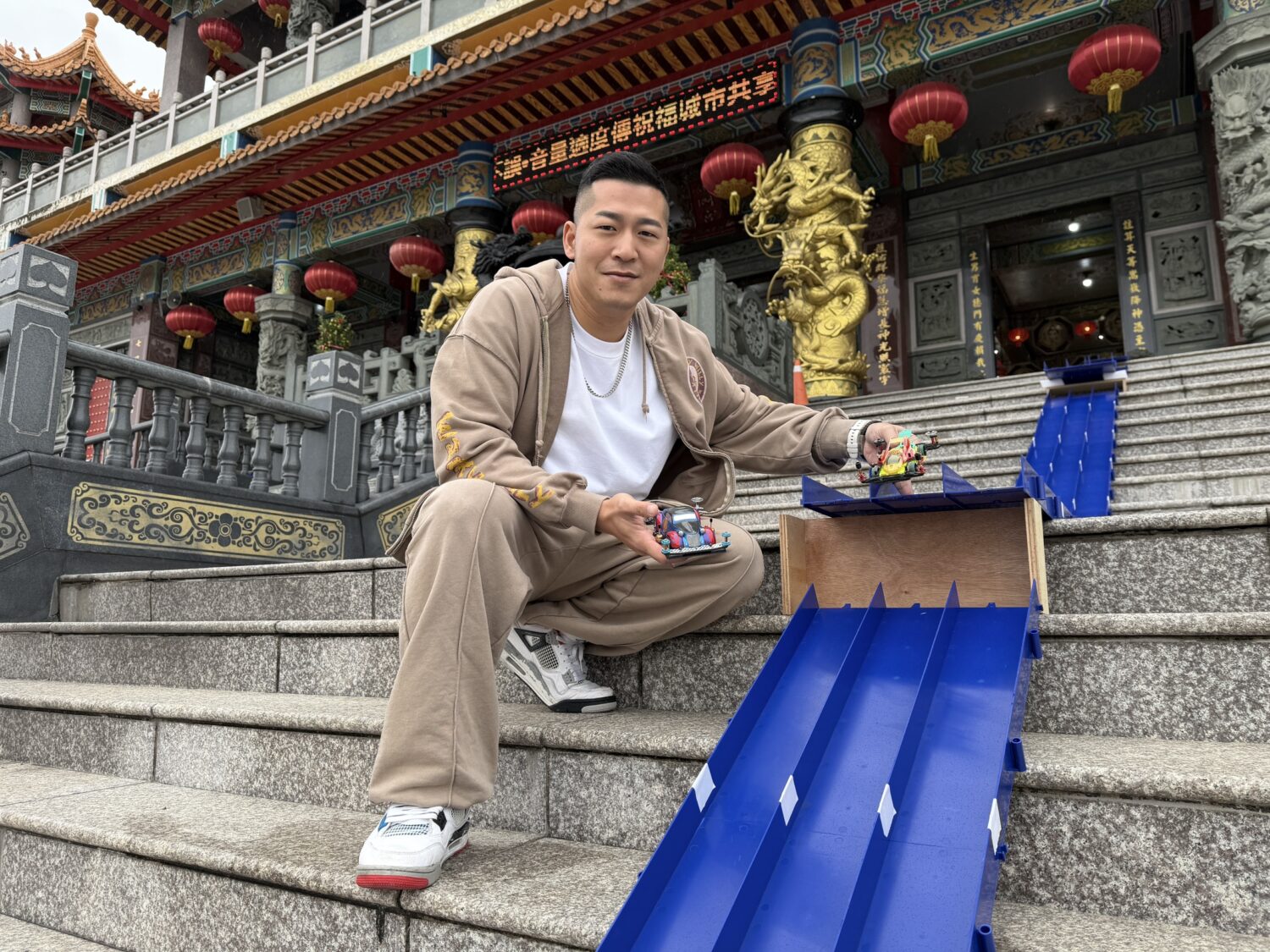 草爺挑戰極限「台灣第一次」神行盃5000米四驅車軌道鋪進護國宮廟埕 草爺巧思設計於天公爐前,設置轉換道,象徵透過神明加持轉運。(圖/紅心字會 提供)