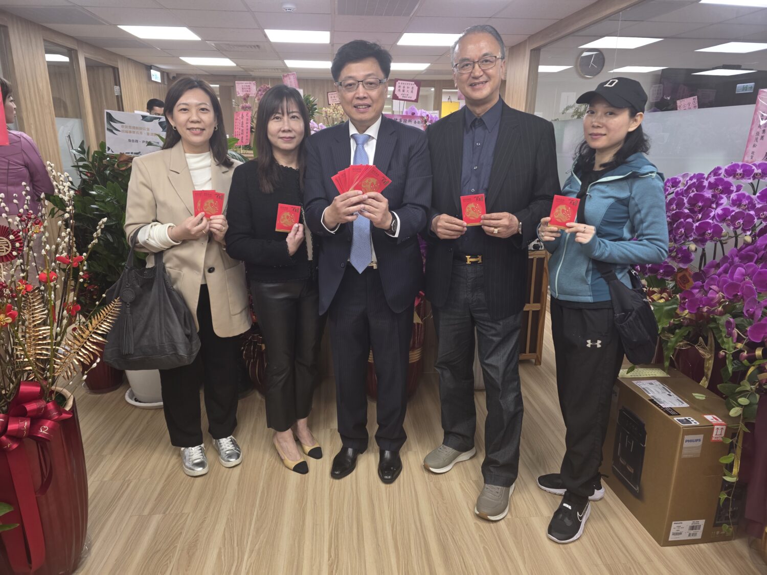 「圓融法律事務所」喬遷再升級 胡原龍領軍打造有溫度的法律服務 胡原龍所長(圖中)致贈每位賓客福袋,祝福大家新的一年皆馬到成功。(記者 趙靜姸攝)