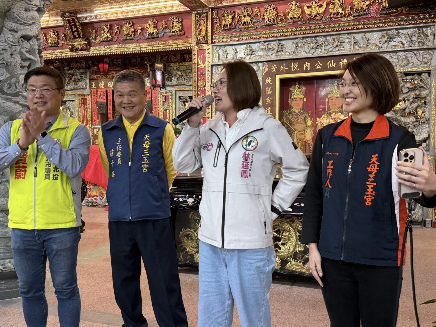 除夕夜求平安招財金 台北「天母三玉宮」吸引上千位民眾前來求錢母 (由左至右)台北市議員陳賢蔚、天玉宮主任委員莊千鑫、市議員林延鳳等人,也到場祝福民眾。(圖/司徒 攝)