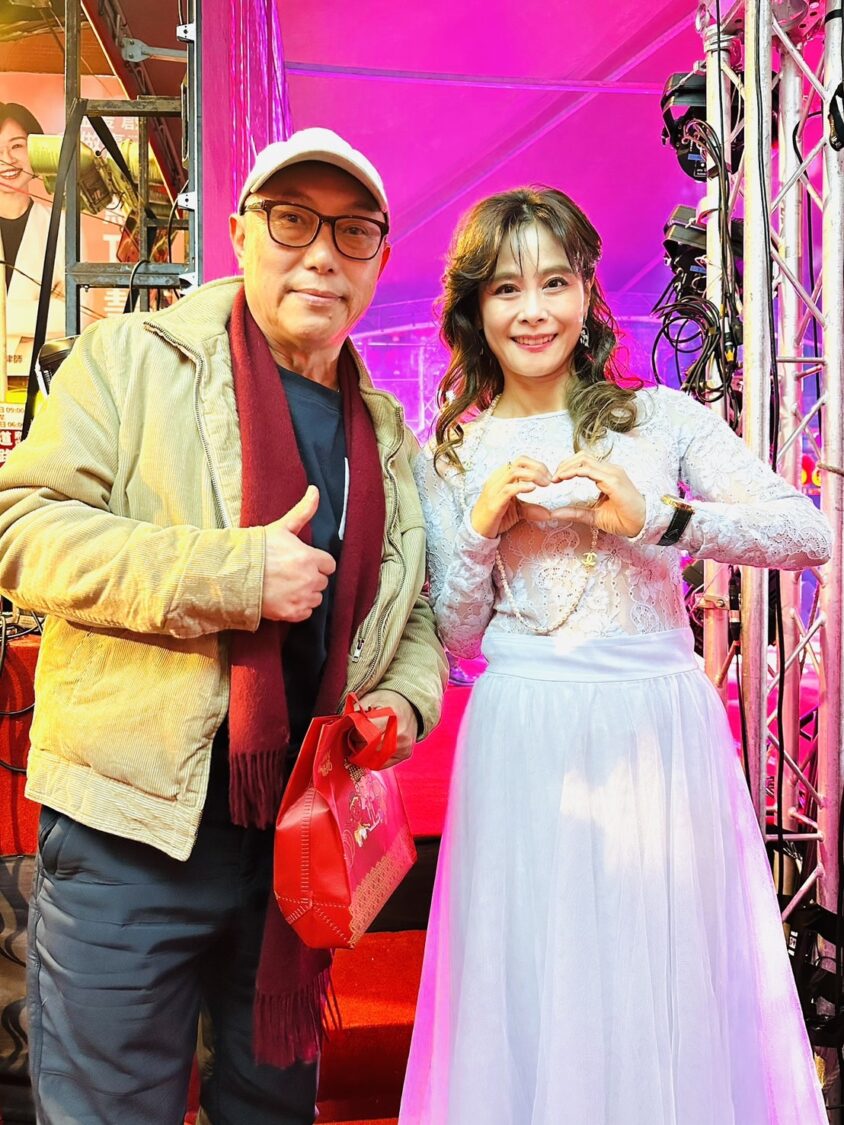 板橋慈惠宮媽祖坐鎮 三金卡司齊聚舞台 鄧安寧驚喜現身板橋慈惠宮! 金鐘、金馬、金曲藝人年節期間在板橋慈惠宮一次集滿!(圖/鳳凰藝能 提供)