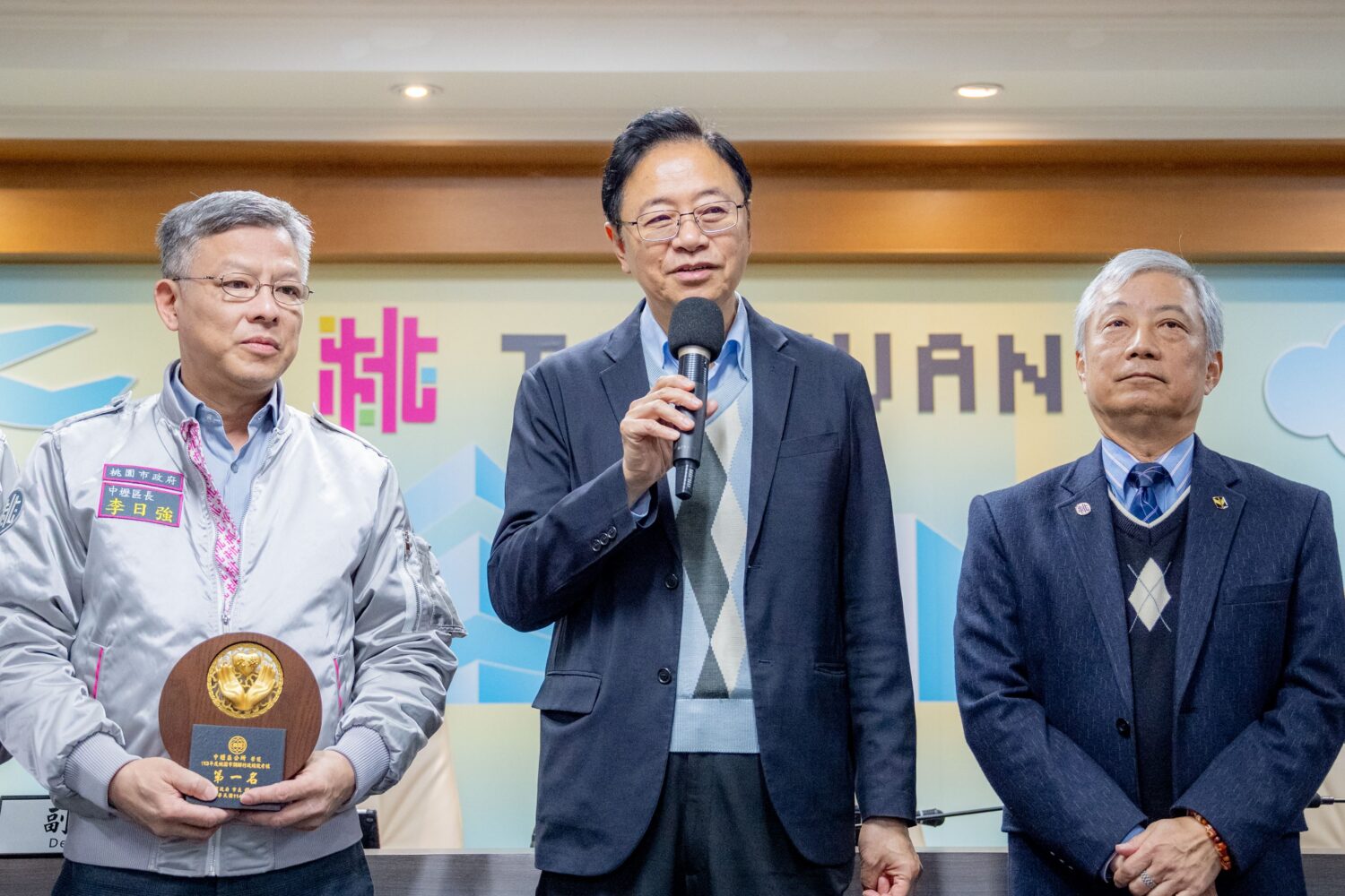 學生專車誰來管?桃園市教育、交通兩局「互踢皮球」 家長憂孩子安全沒保障 學生專車誰來管?桃園市教育、交通兩局「互踢皮球」 家長憂孩子安全沒保障